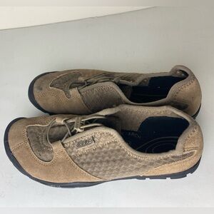 KEEN Mercer 6.5 Brown Suede Sneaker Casual Comfort Minimalist Barefoot Hole flaw